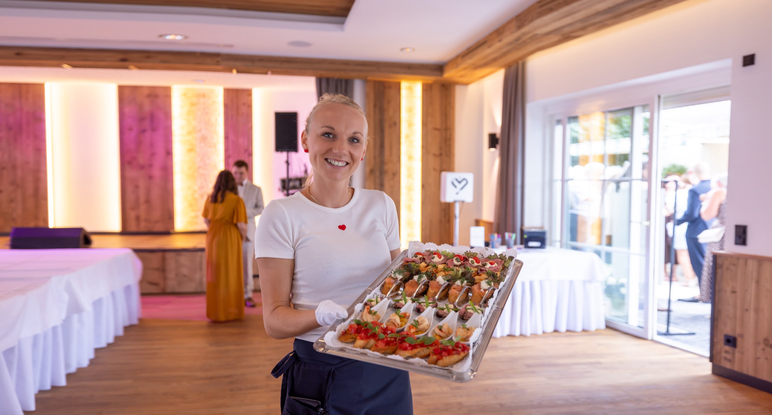 Service mit Canapé-Platte im Saal