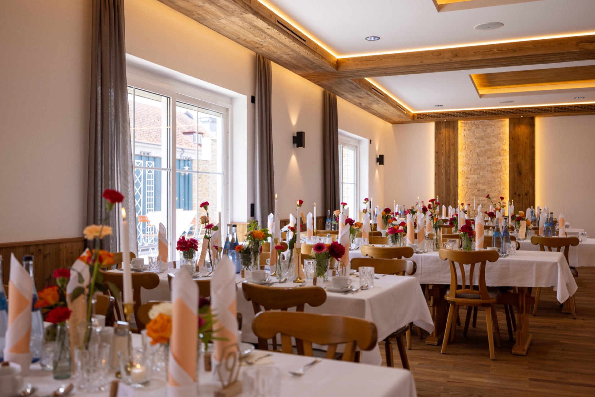 Festlich eingedeckter Saal