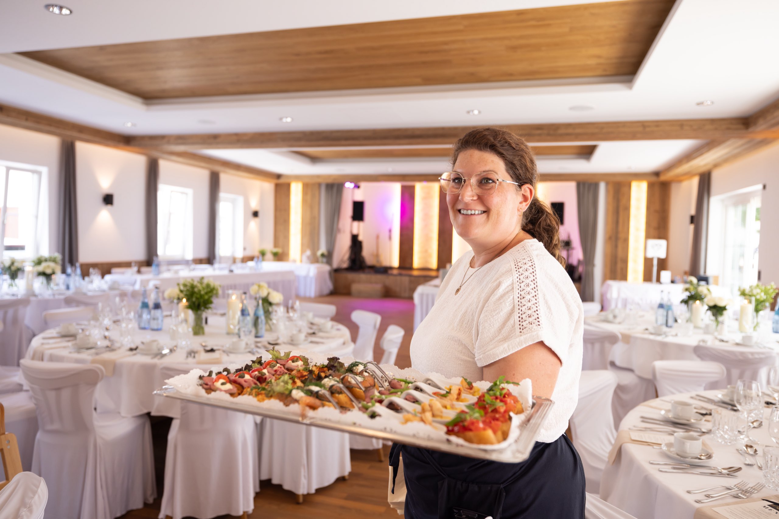 Service mit Vorspeisenplatte im festlich eingedeckten Saal