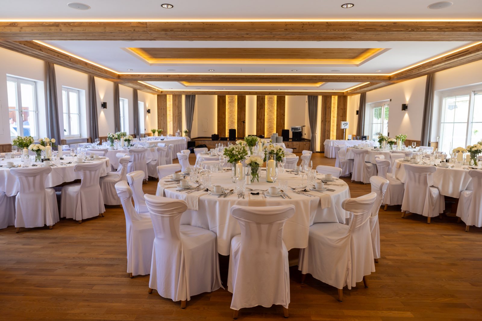 Festlich eingedeckter Saal für die Hochzeit