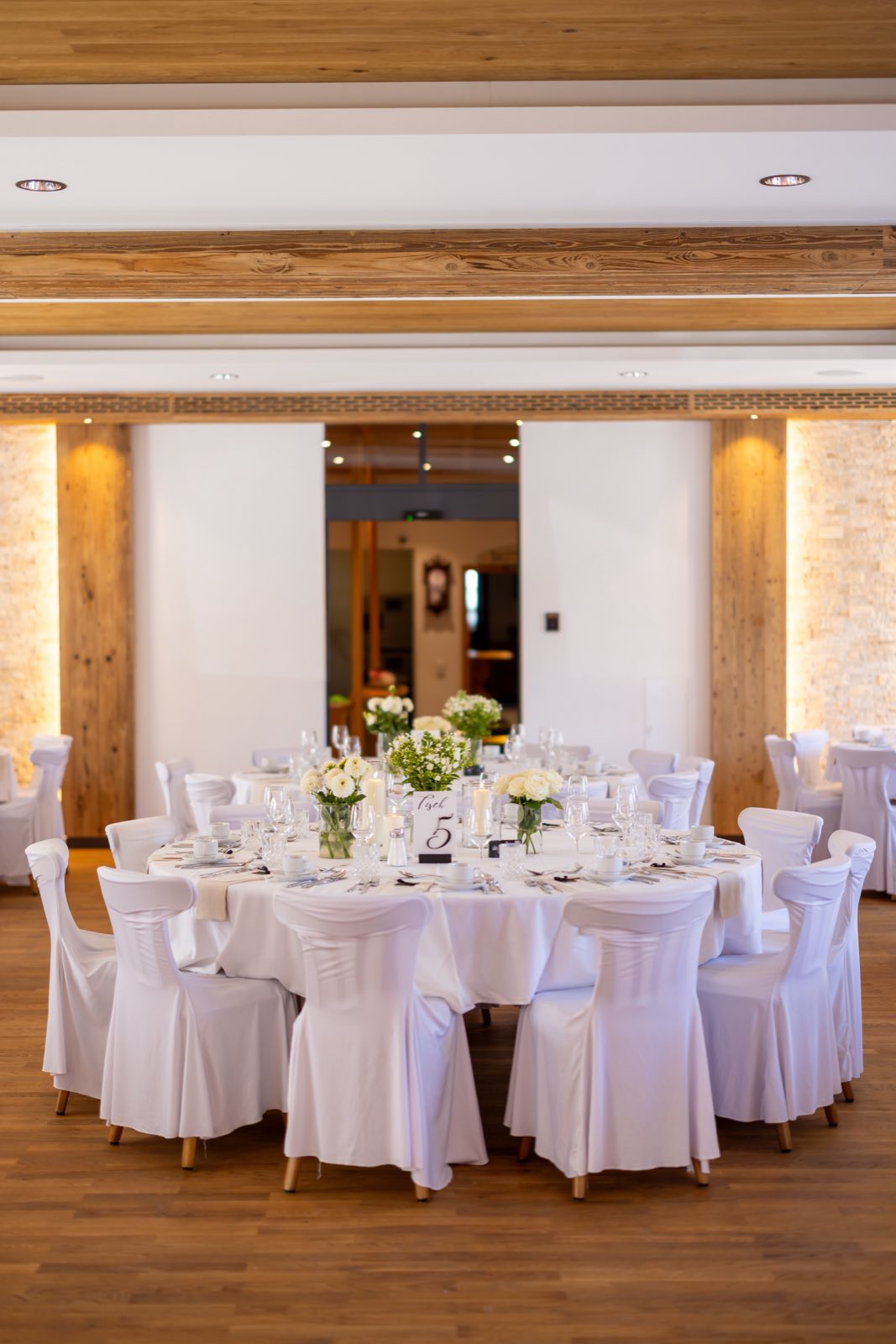 Festlich eingedeckter Tisch im Saal